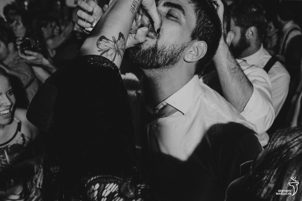 noivo bebendo tequila