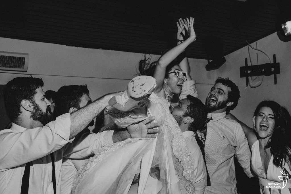noiva sendo jogada para o alto na festa de casamento