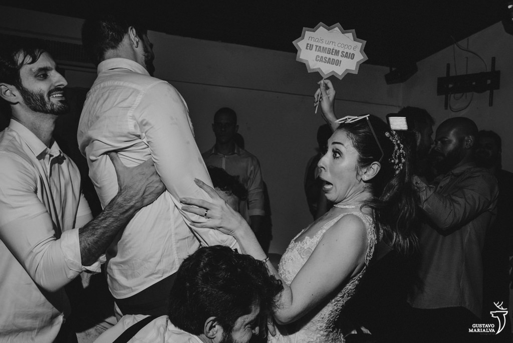 noivos sendo jogados para o alto na festa de casamento