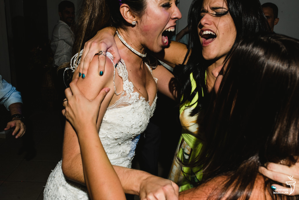 noiva e amigas gritando