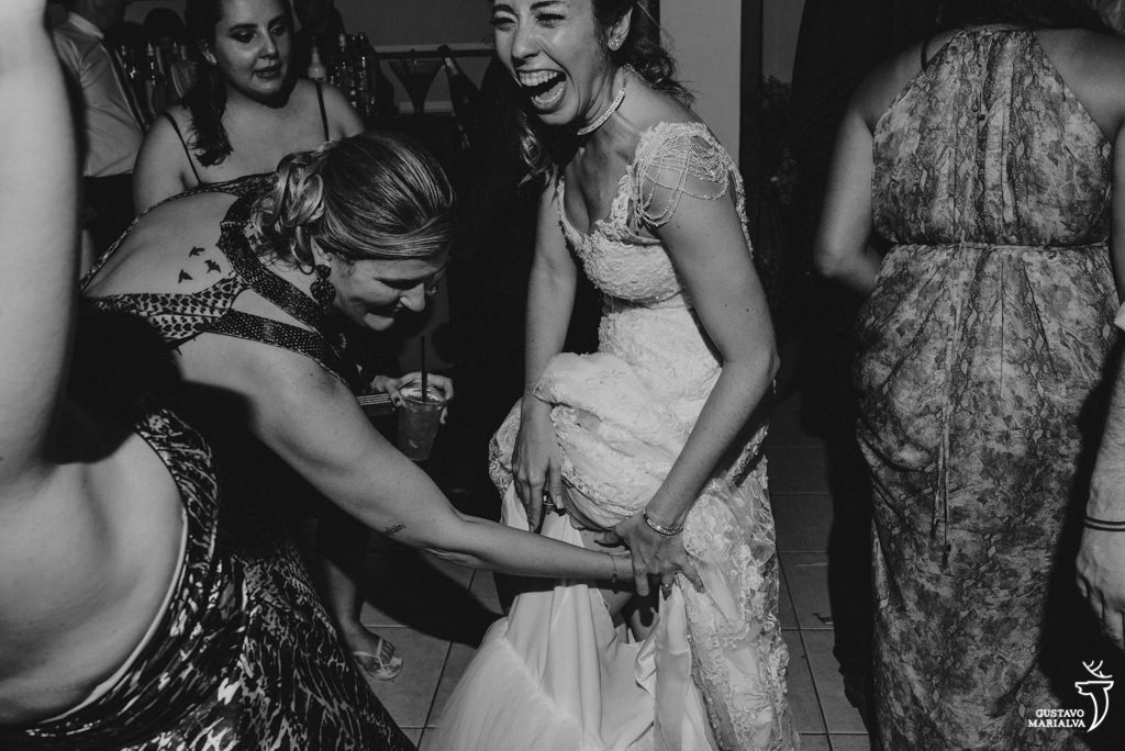 noiva com o vestido de casamento rasgado