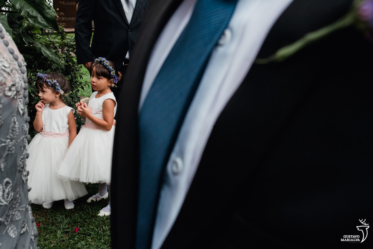 daminhas brincando durante a cerimônia de casamento