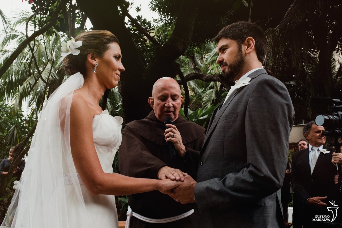 noivos sendo abençoados durante a cerimônia de casamento
