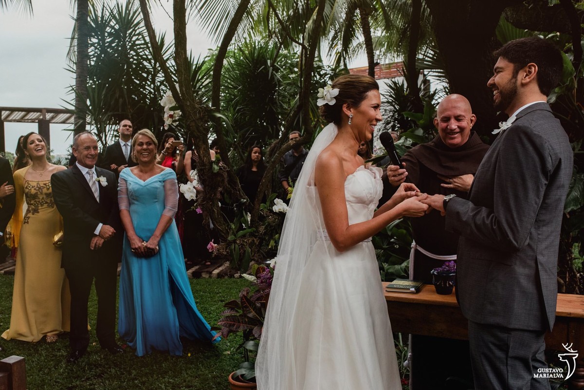 noivos trocando alianças durante a cerimônia de casamento
