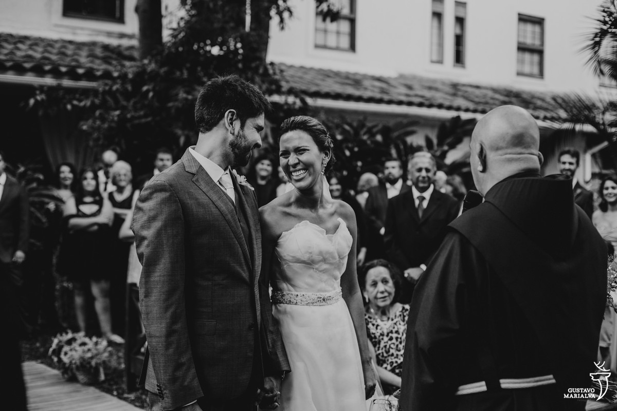 noiva sorrindo durante a cerimônia de casamento