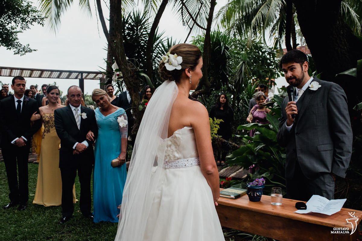 noivo trocando votos durante a cerimônia de casamento