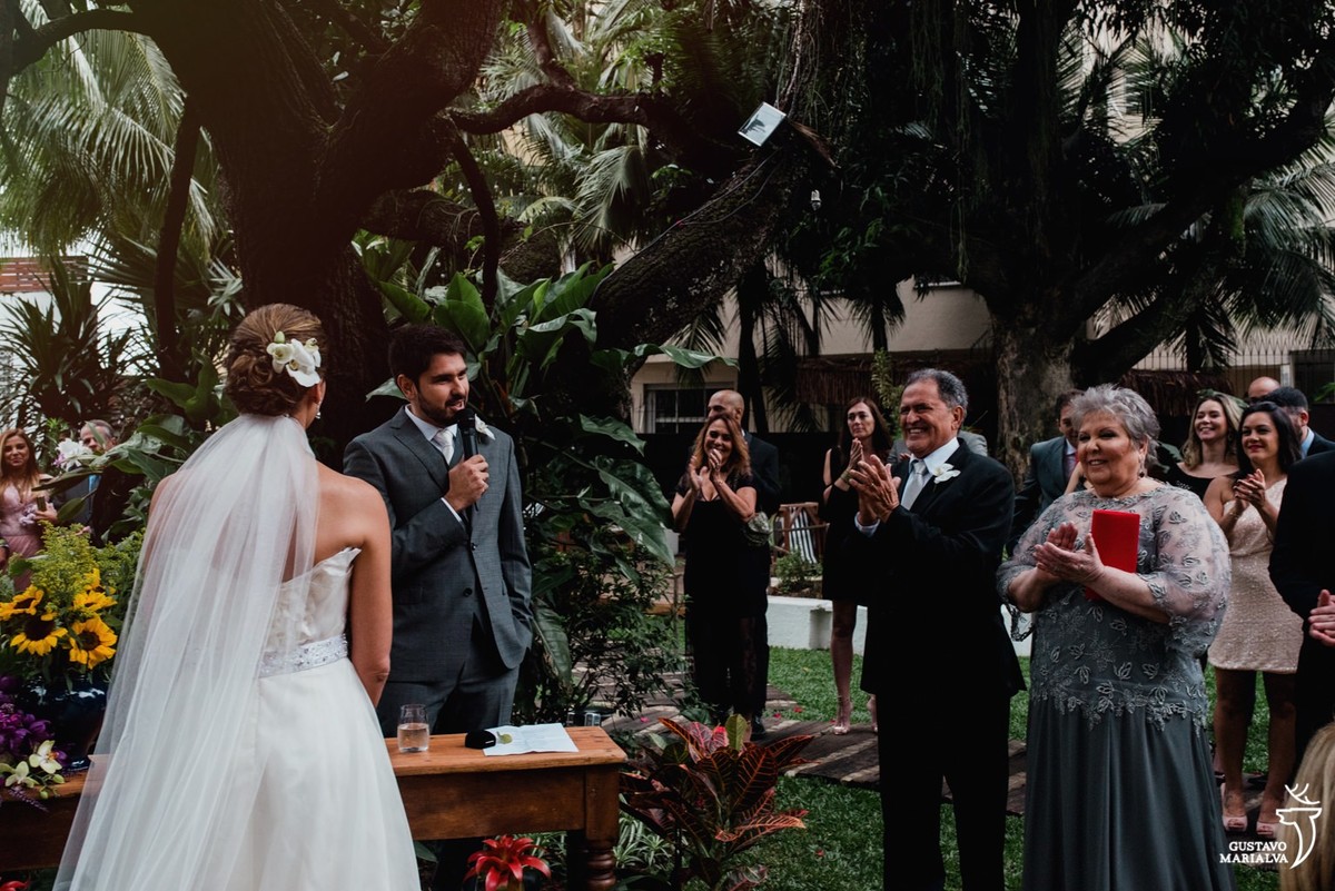 noivos sendo aplaudidos durante a cerimônia de casamento