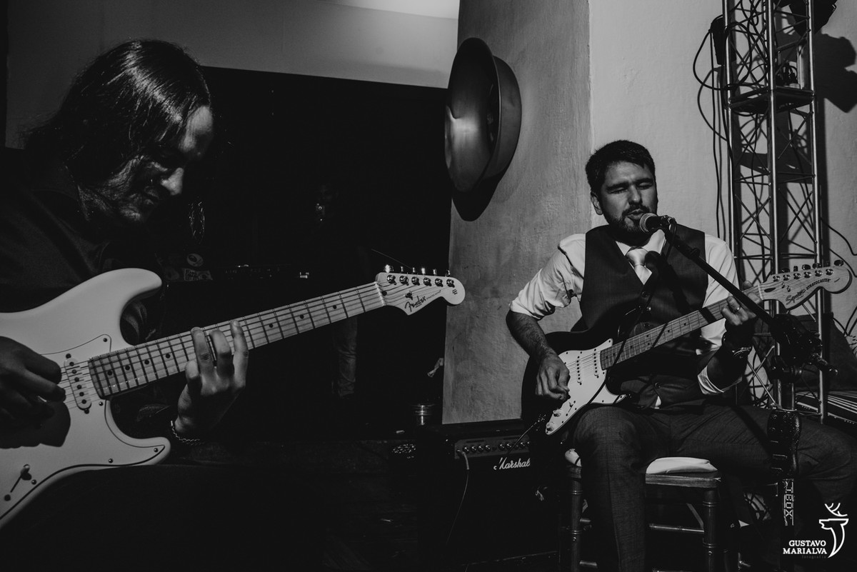 noivo tocando guitarra na festa de casamento