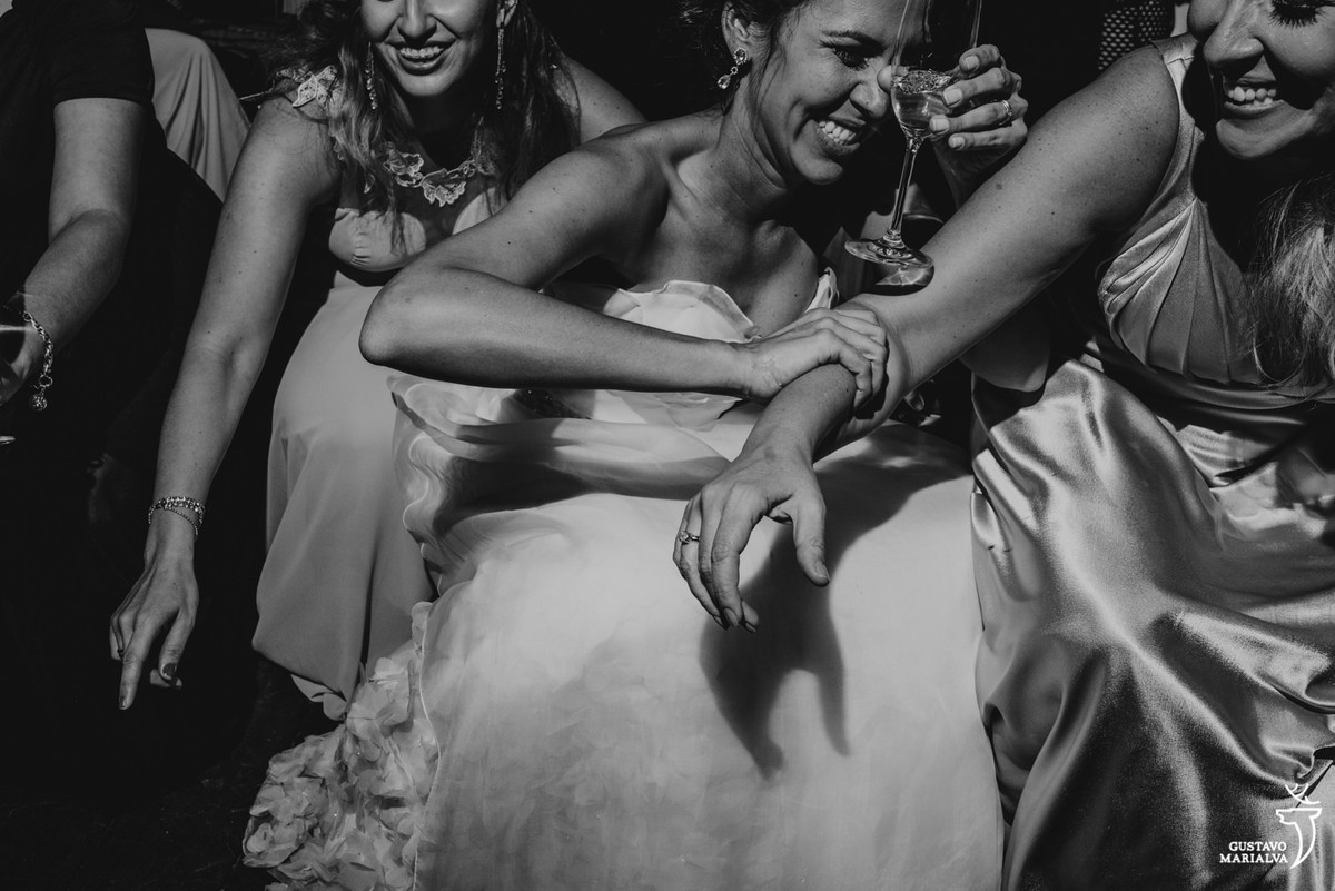 noiva e amigas dançando na festa de casamento