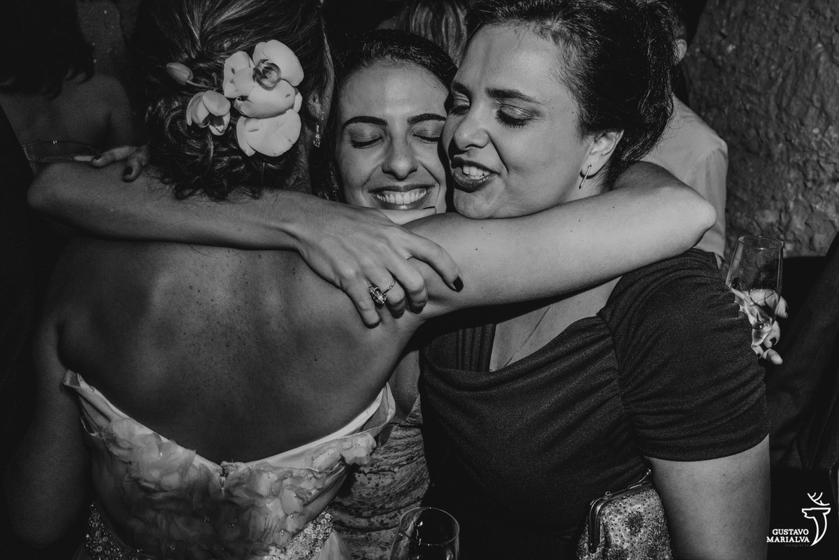 noiva abraçando amigas na festa de casamento
