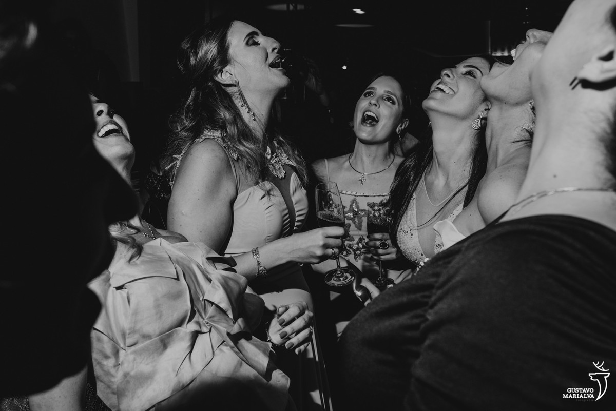 convidados cantando na festa de casamento