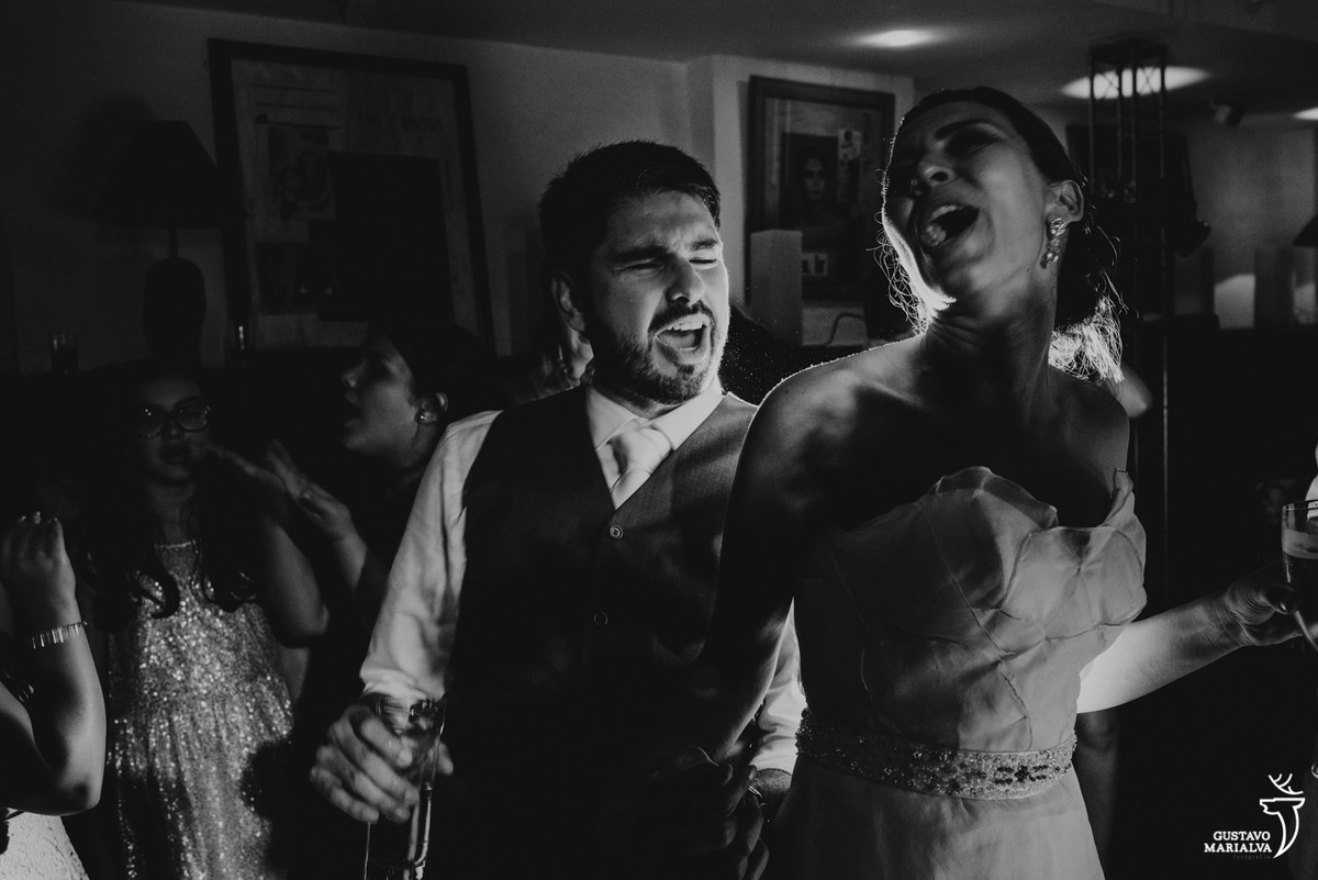 noivos cantando na festa de casamento