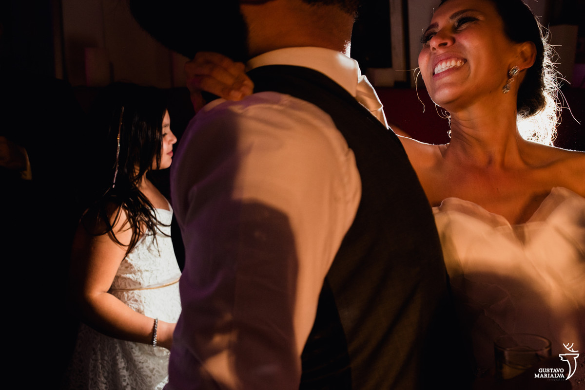 noiva sorrindo na festa de casamento