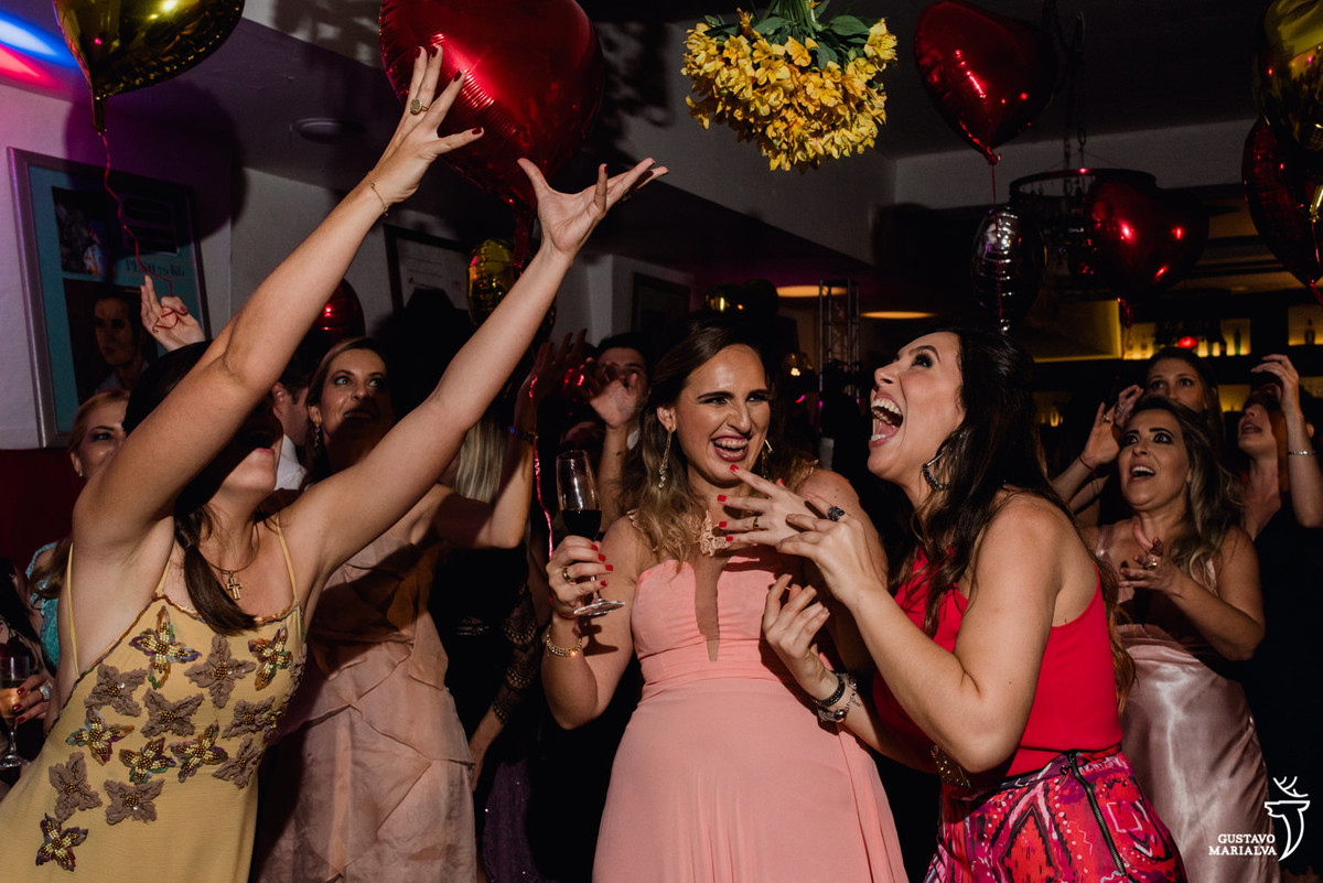convidadas disputando o buquê na festa de casamento