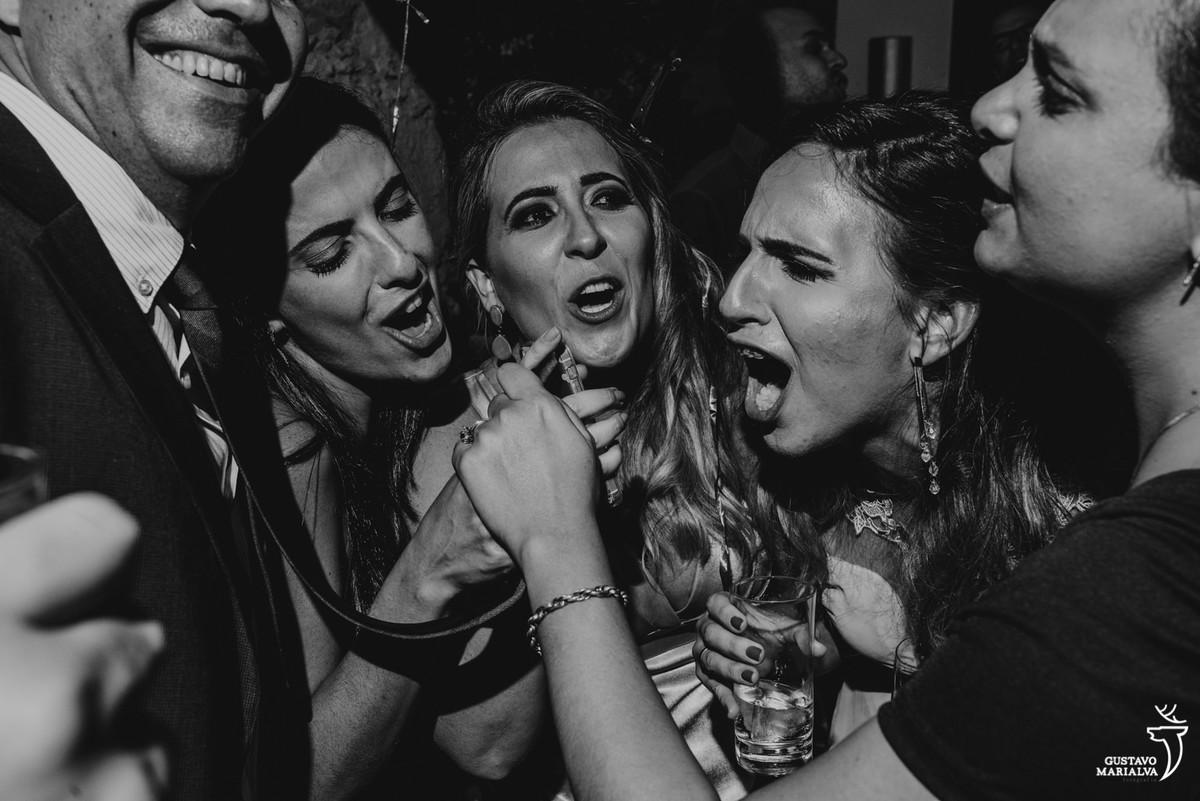 convidadas cantando na festa de casamento