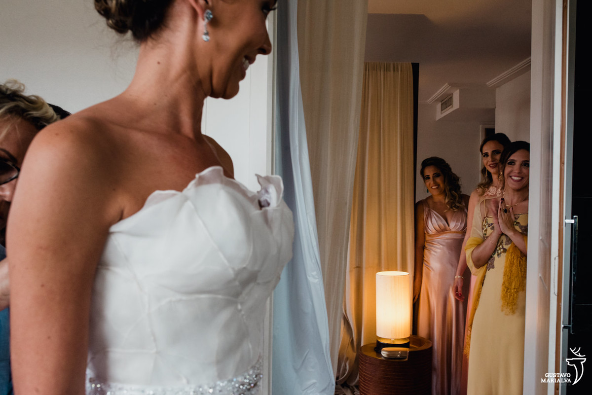madrinhas emocionadas vendo a noiva com o vestido de noiva
