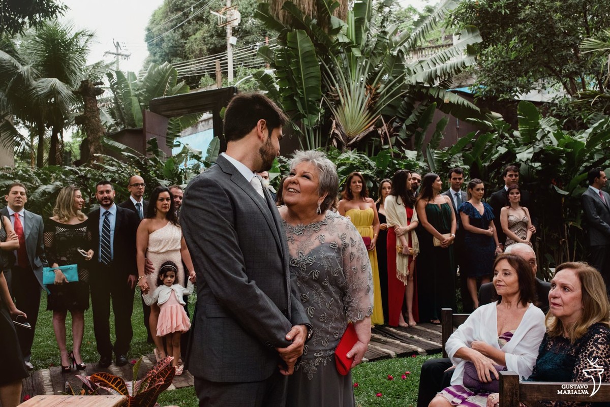 mãe emocionada durante a cerimônia de casamento