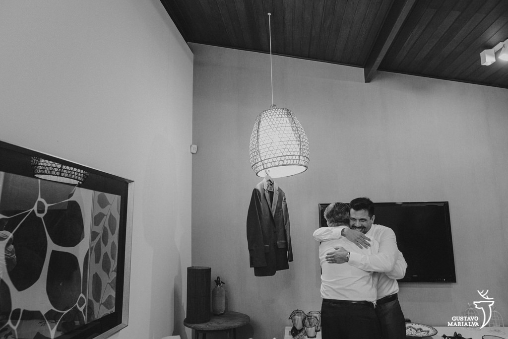 noivo abraçando o pai durante o making of do casamento
