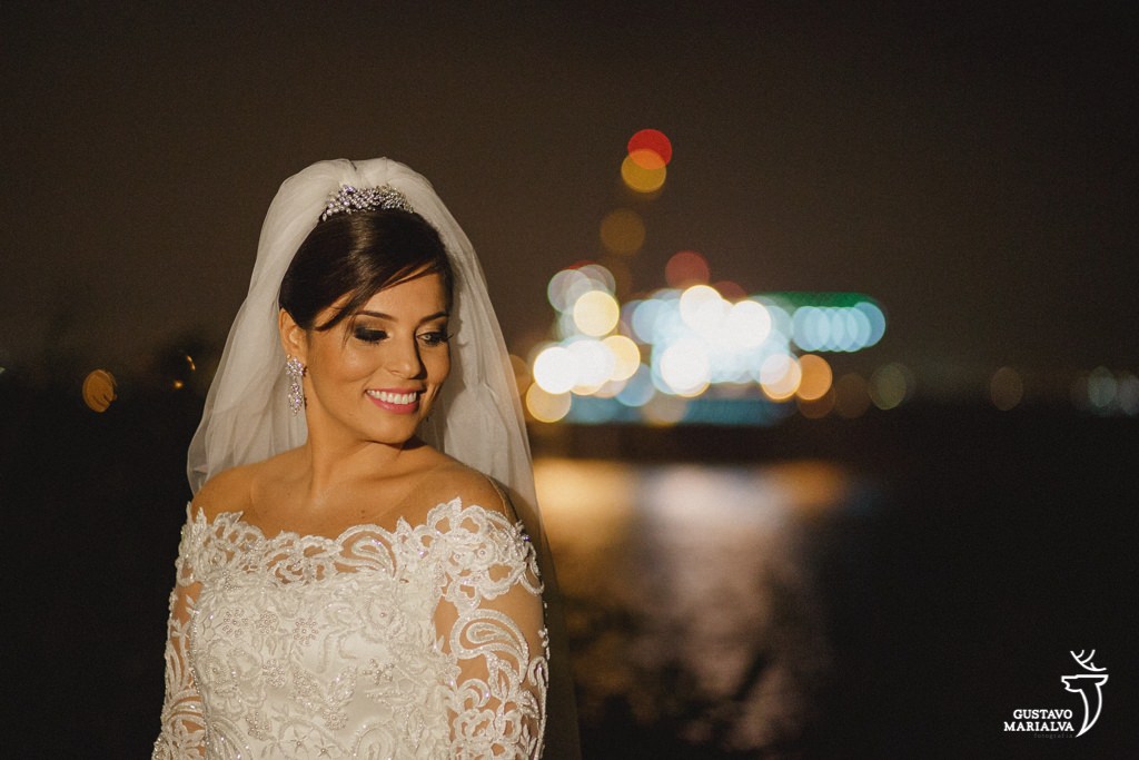 noiva sorrindo durante o making of de casamento