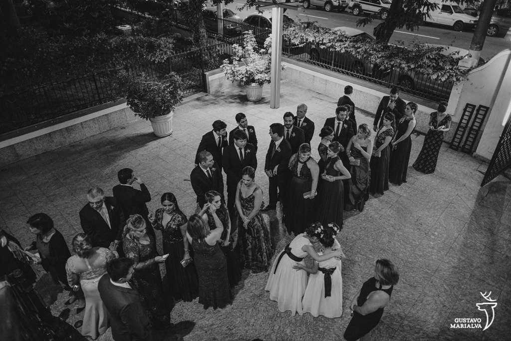 daminhas planejam a entrada na cerimônia de casamento