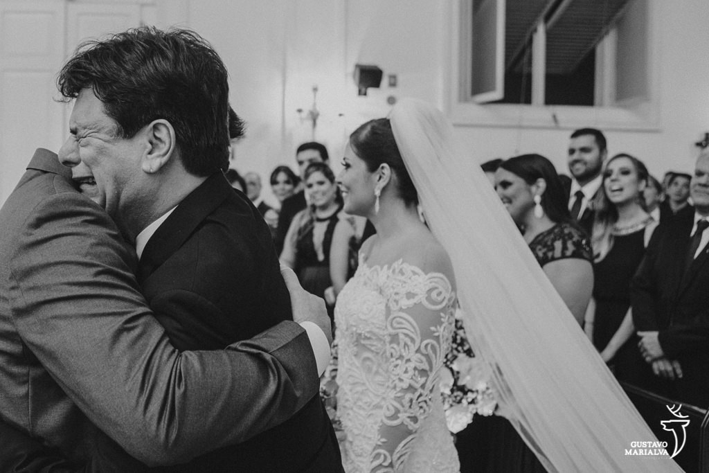 pai da noiva chorando na entrada da cerimônia de casamento