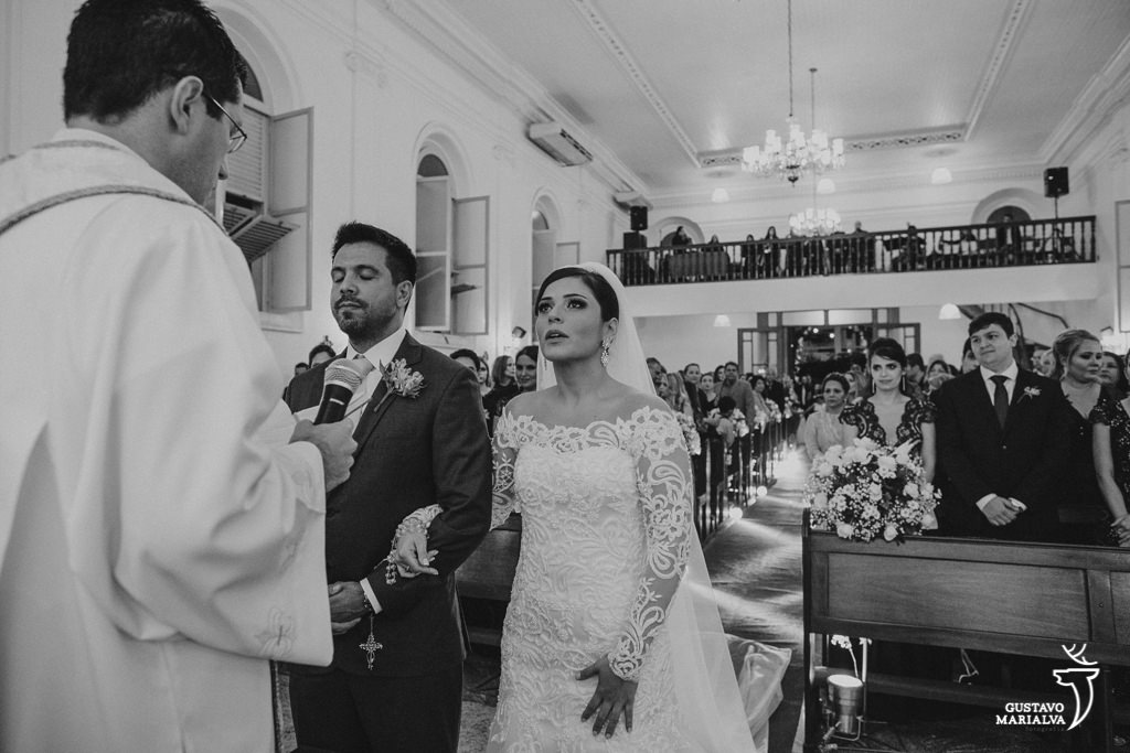 noiva chorando na cerimônia de casamento
