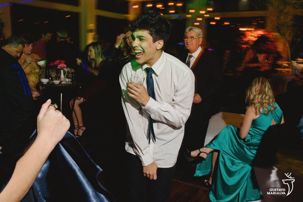 convidado pulando na festa de casamento