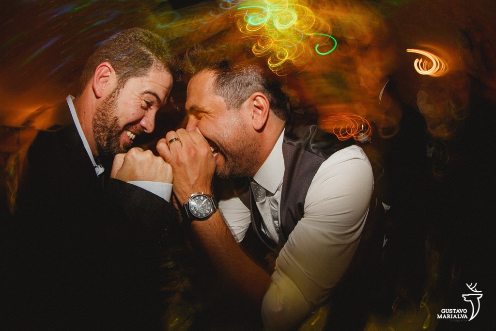 noivo e amigo dançando