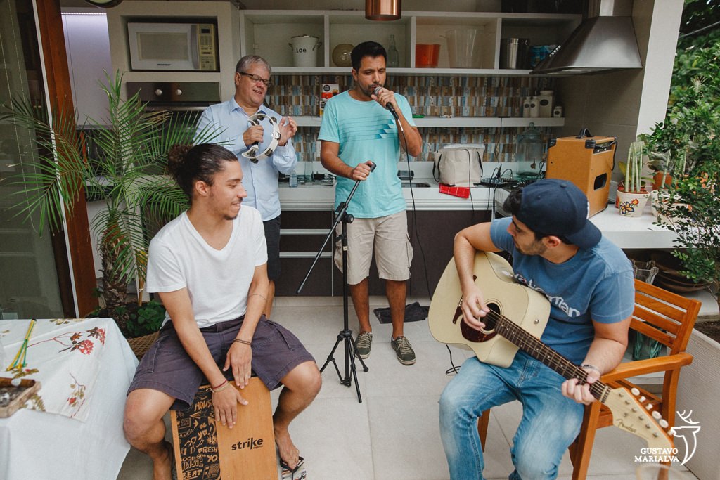 noivo e padrinhos tocando pagode durante o making of do casamento