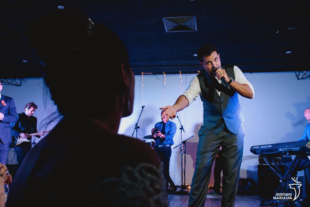 noivo cantando na festa de casamento