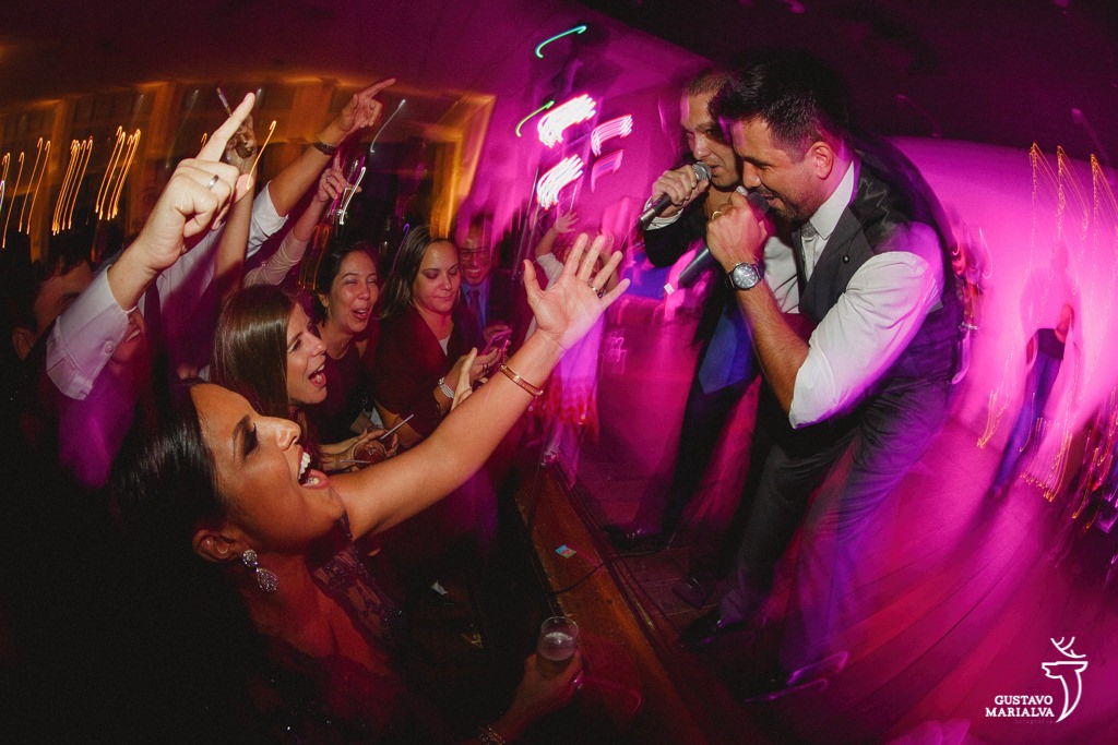 noivo cantando na festa de casamento