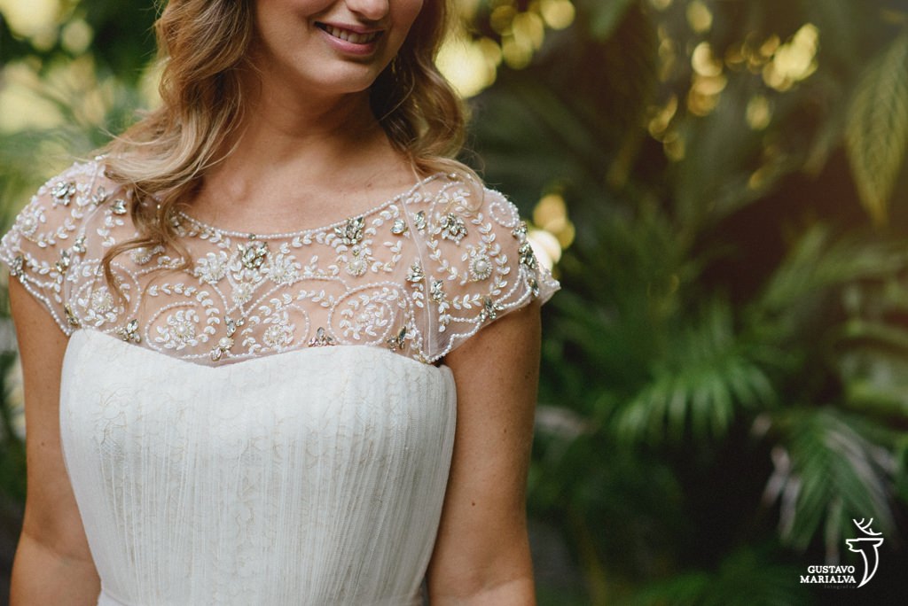noiva sorrindo durante making of de casamento