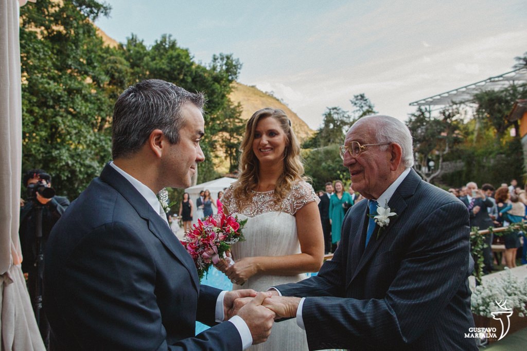 noivo recebendo a noiva na cerimônia de casamento