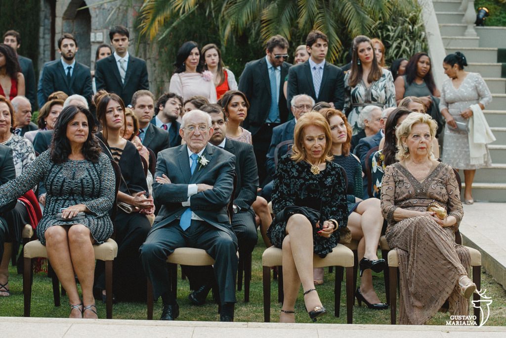 convidados durante a cerimônia de casamento