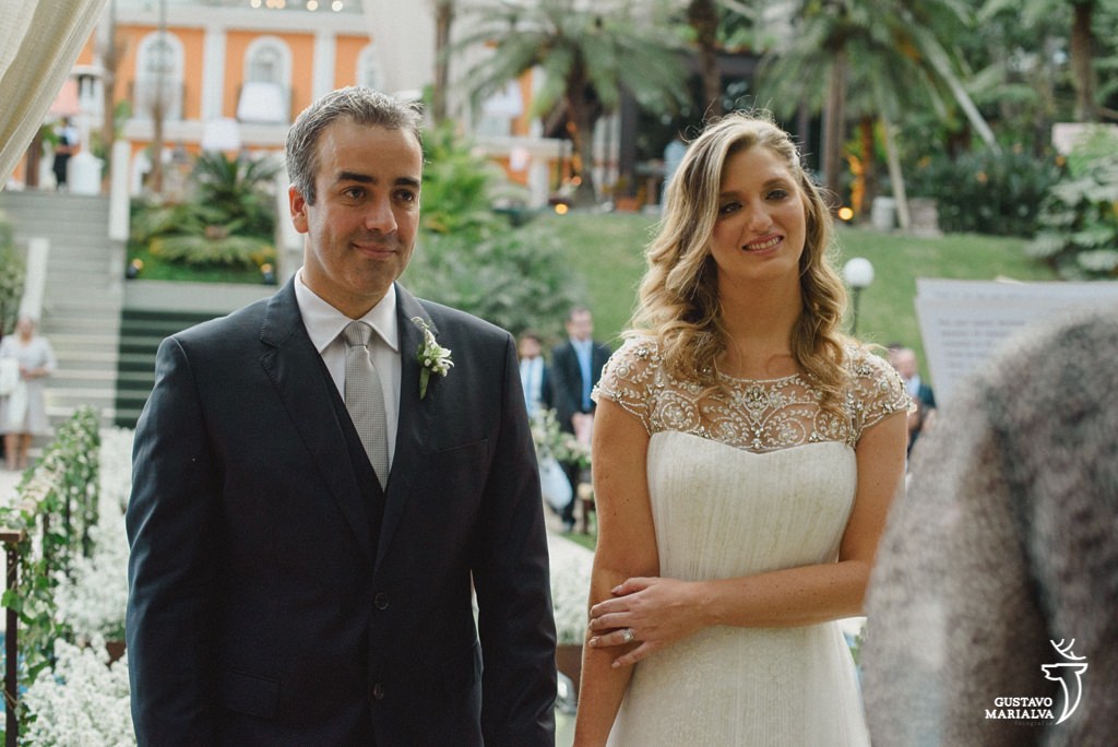 noivos emocionados durante a cerimônia de casamento