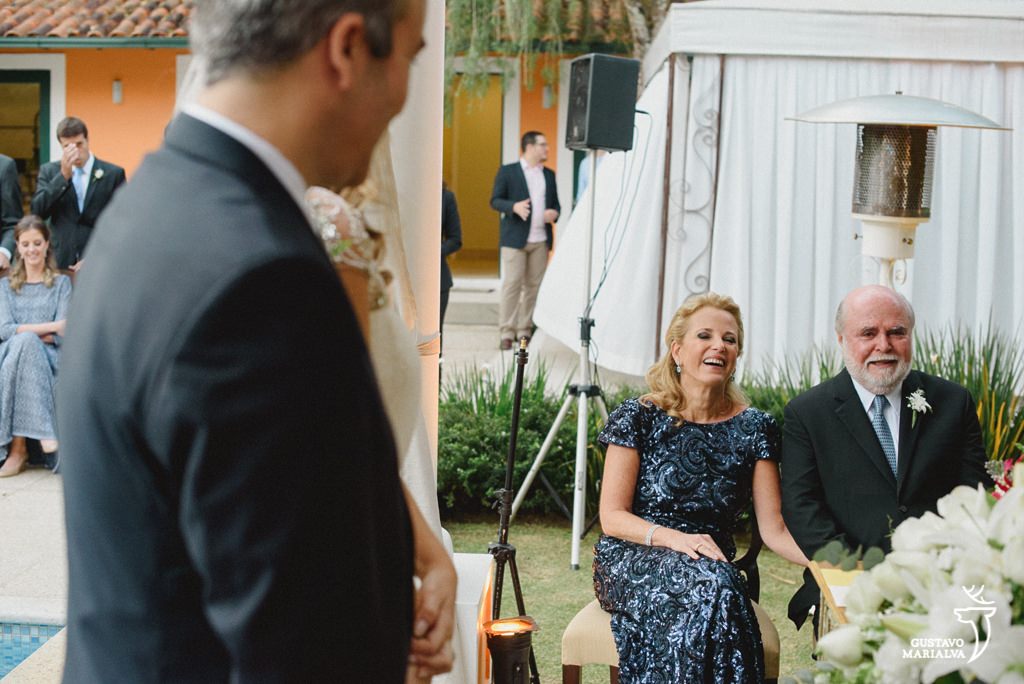 pais emocionados durante a cerimônia de casamento