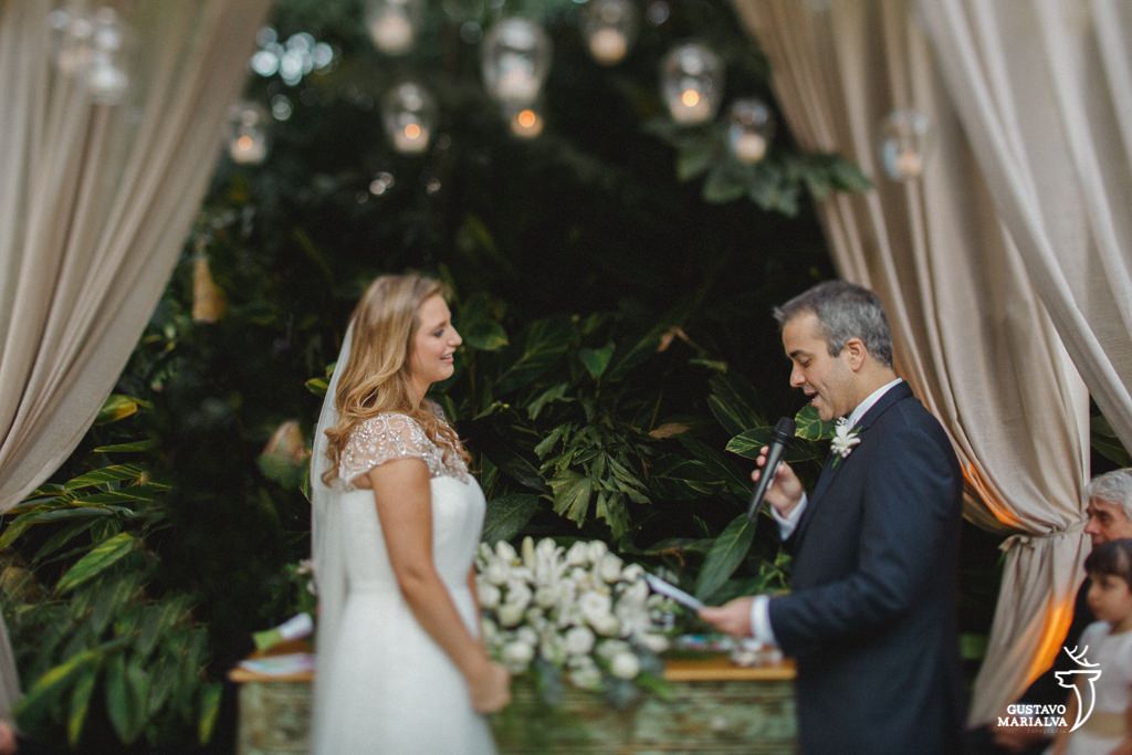 noivo lendo os votos durante a cerimônia de casamento