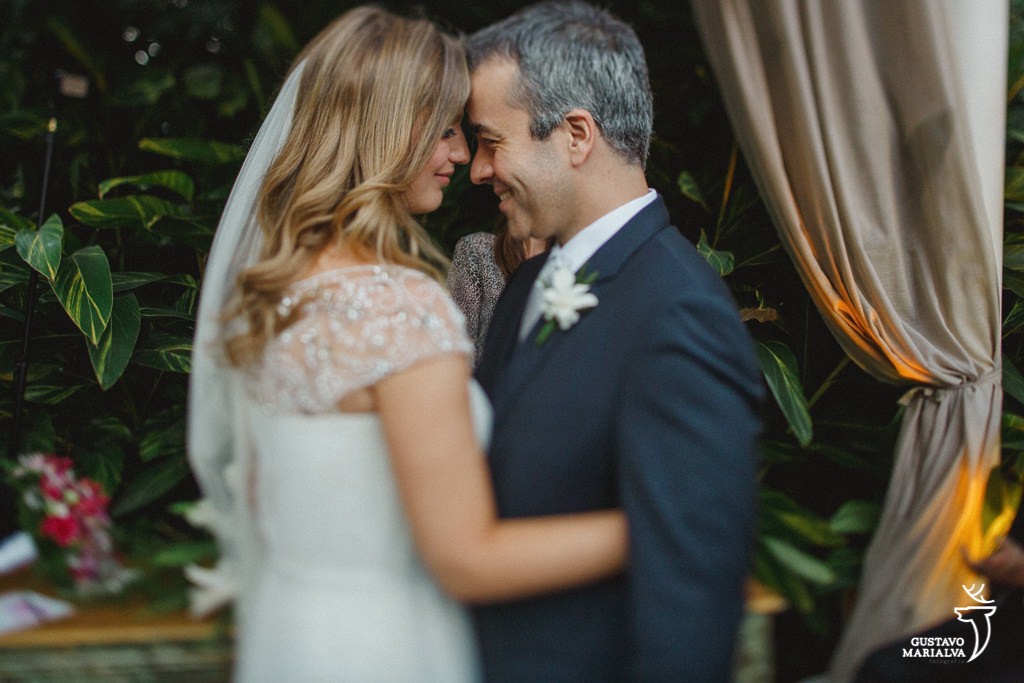 noivos se abraçando durante a cerimônia de casamento