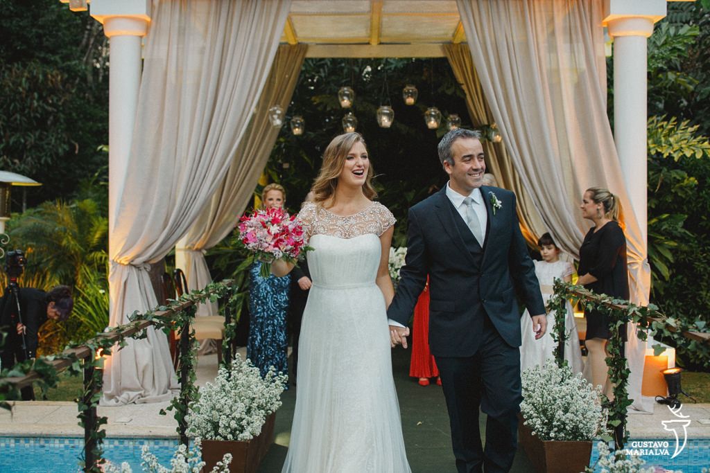 noivos alegres na saída da cerimônia de casamento