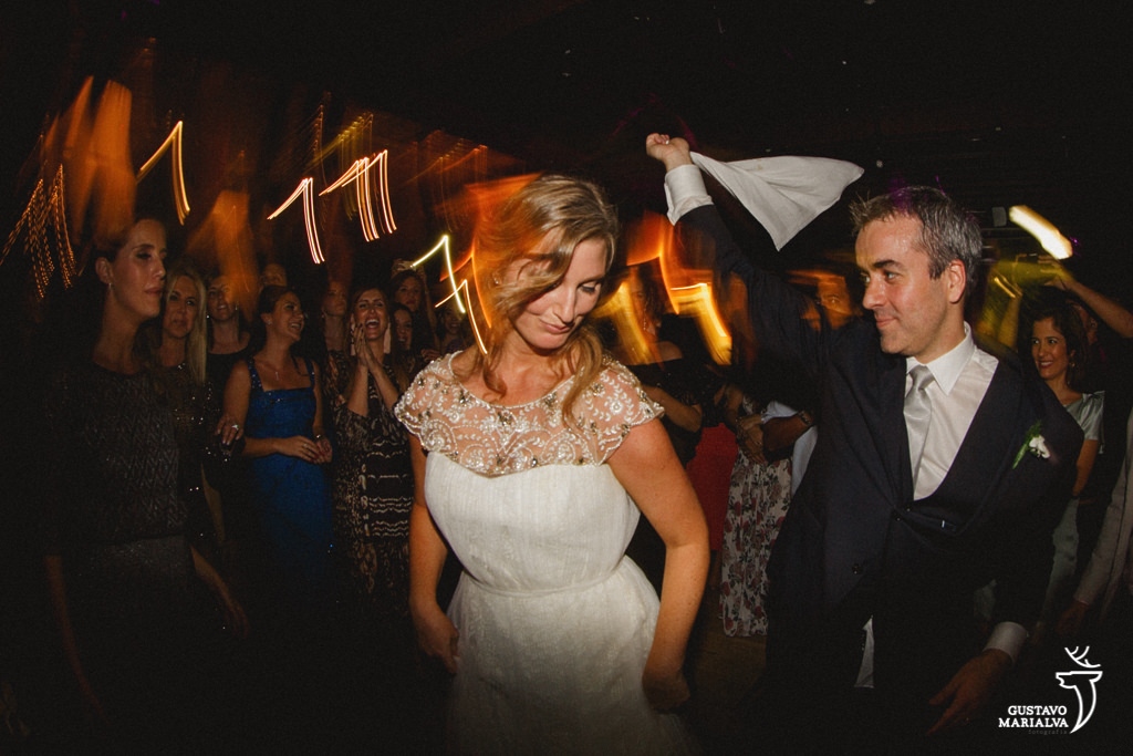 noivos dançando dança judaica na festa de casamento