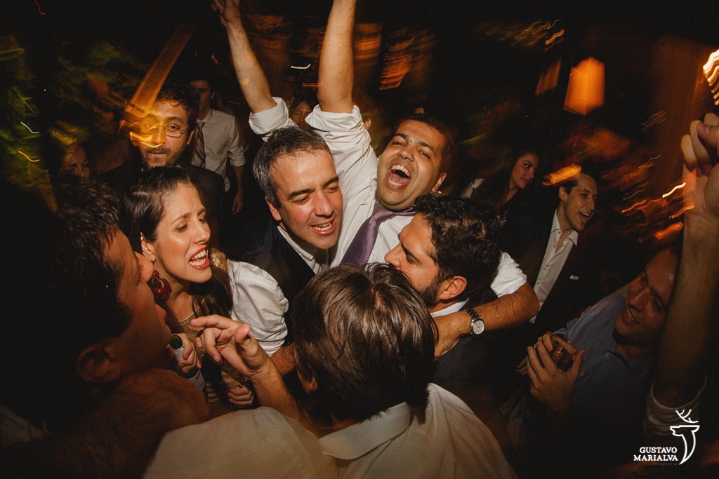 noivo e amigos pulando na festa de casamento