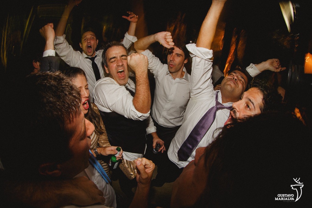 noivo e amigos pulando na festa de casamento
