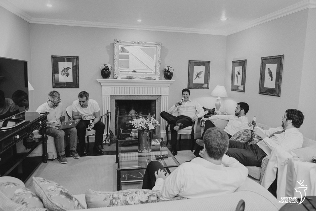 noivo e padrinhos conversando durante making of de casamento