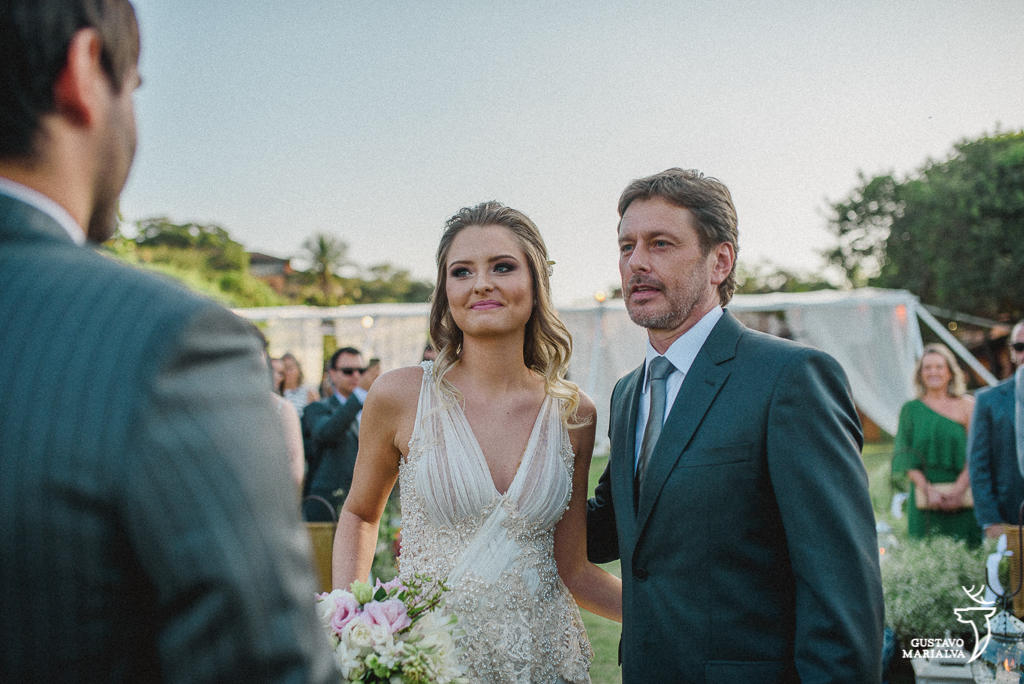 pai entregando a noiva para o noivo durante a cerimônia de casamento