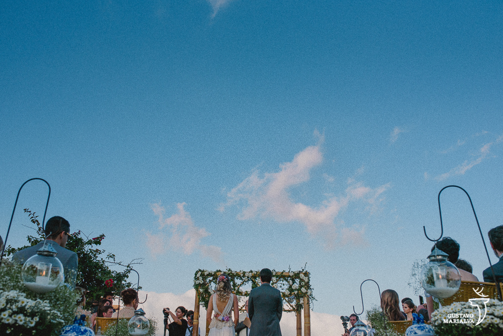 céu azul de búzios durante a cerimônia de casamento