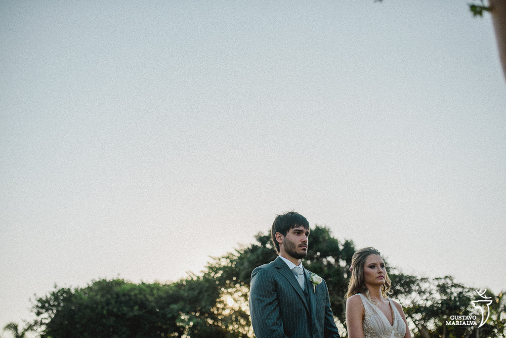 noivos nervosos durante a cerimônia de casamento