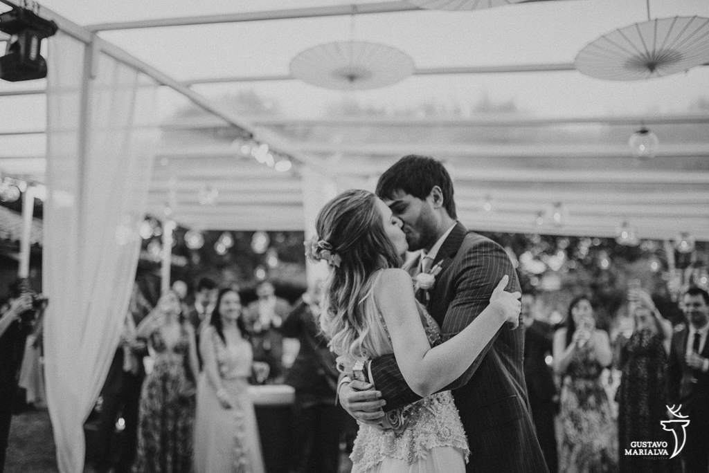 noivos dançando e se beijando na festa de casamenton