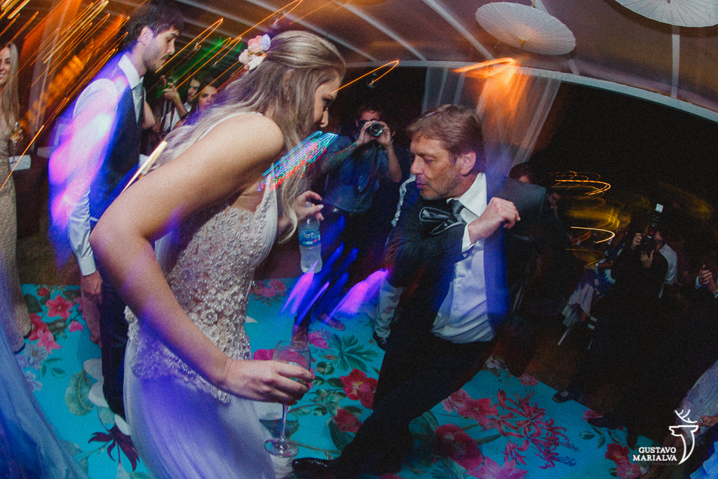 pai e noiva dançando na festa de casamento
