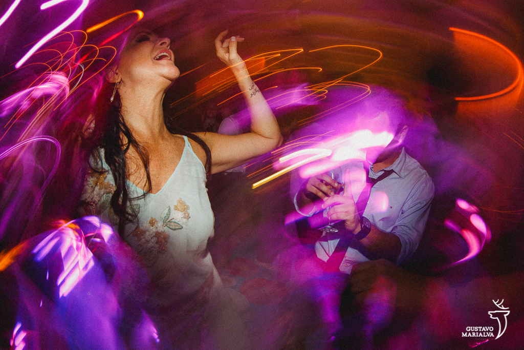 mãe do noivo dançando na festa de casamento