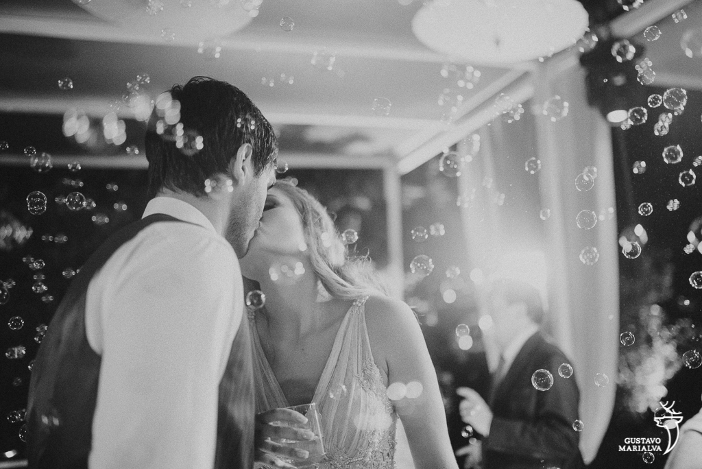 noivos se beijando